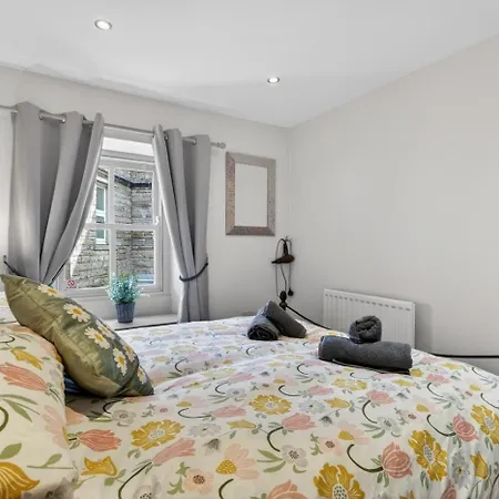 2 Bed In Oc-c38234 Holiday home *